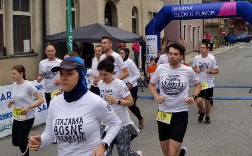 Stotine trkača na uličnoj trci "Stazama Bosne srebrene" 
