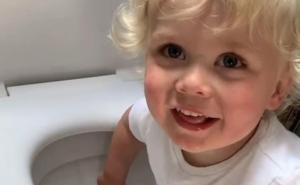 Majka ušla u kupaonicu pa u šoku gledala šta njezin dvogodišnjak radi