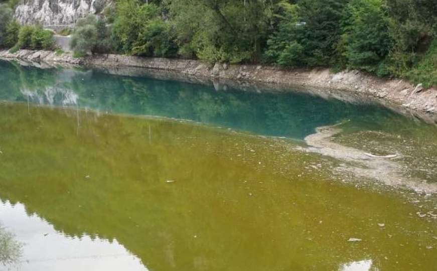Šta je uzrok neobičnim mrljama na Jablaničkom jezeru