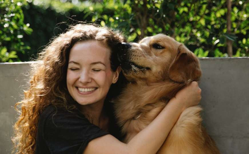 Vlasnici pasa često grle svoje pse, ali da li oni to vole?