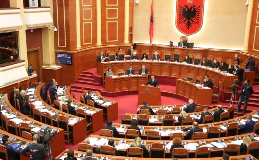 Albanski parlament odbacio Rezoluciju o Srebrenici: 'Glasali ste po nalogu Vučića'