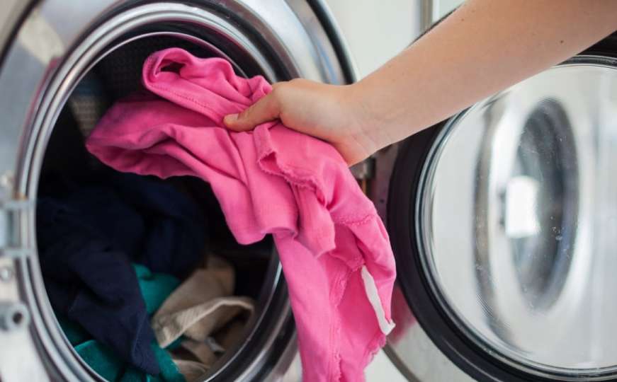 Ovih 8 grešaka pri pranju mogu uništiti i odjeću i veš mašinu