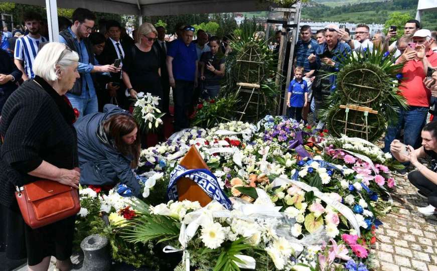Ivica Osim sahranjen u Sarajevu, suze porodice na ispraćaju
