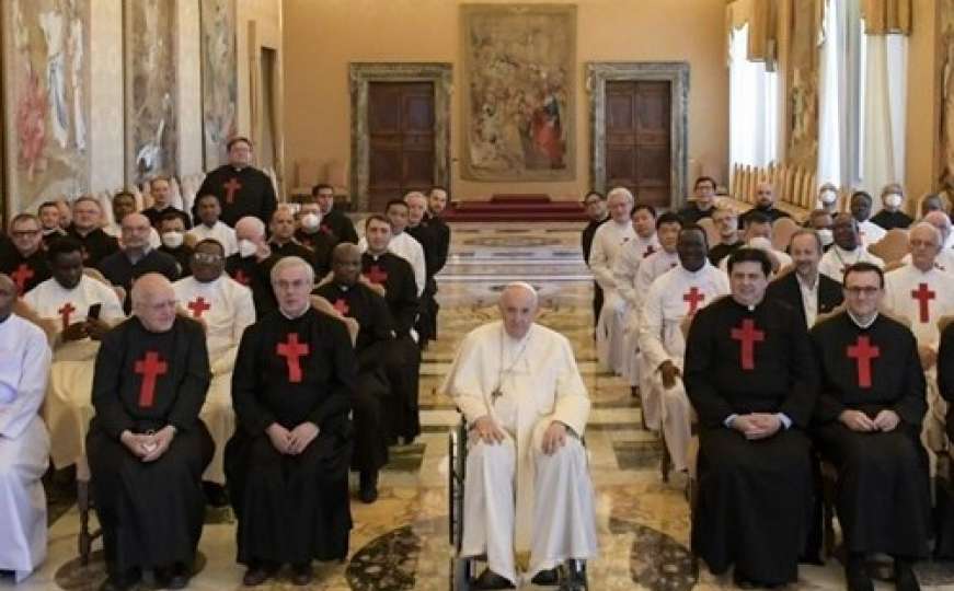 Papa Franjo se šalio sa svećenicima: Tražio tekilu za bol u koljenu