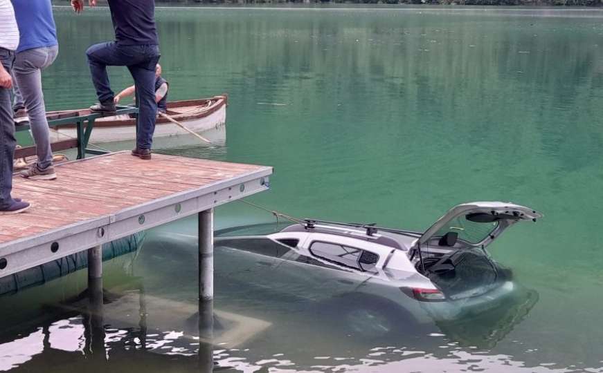 MUP HNK o nesreći na Jablaničkom jezeru: Vozilo se otkočilo i upalo u vodu 