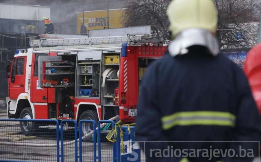 Veliki požar zahvatio stan na Alipašinom Polju, vatrogasci i policija na terenu