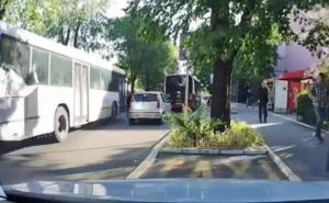 Dramatičan snimak iz Beograda: Čovjek prelazi ulicu, udara ga autobus