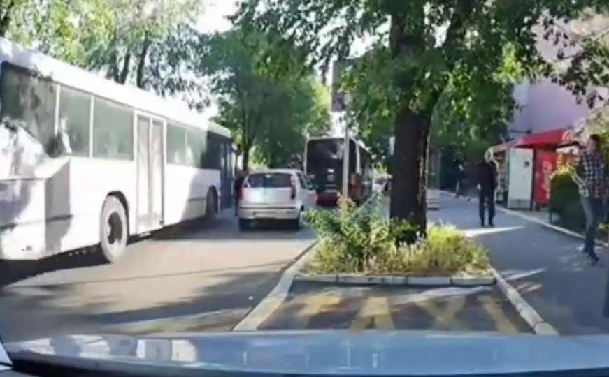 Dramatičan snimak iz Beograda: Čovjek prelazi ulicu, udara ga autobus