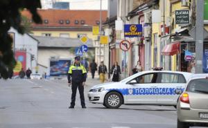 Palo staklo sa 11 sprata zgrade u bh. gradu i povrijedilo prolaznika 