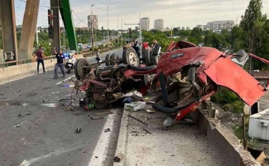 Stravične scene sudara u Srbiji: Smrskana vozila, dio kamiona visi sa mosta 