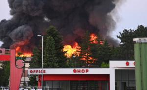Prve fotografije s mjesta velikog požara: Vatrena stihija guta fabriku