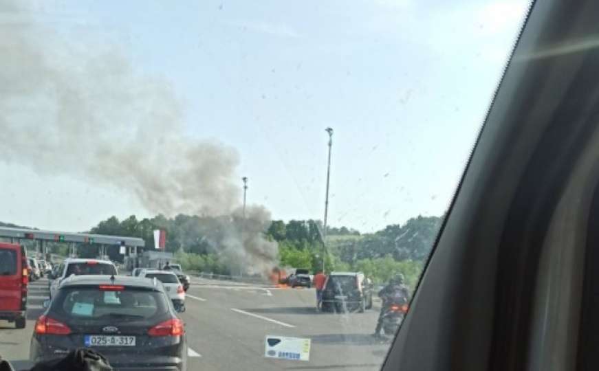 Požar na autoputu u BiH: Automobil se zapalio u vožnji