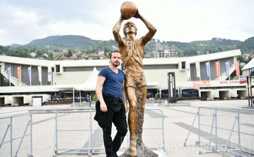 Postavljena skulptura velikanu Mirzi Delibašiću ispred dvorane na Skenderiji