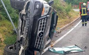 Nesreća na bh. putu: Mercedes se prevrnuo na bok 