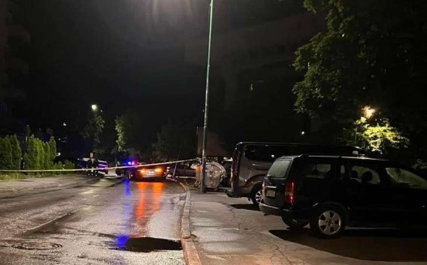 Stravične nesreća iza ponoći u Sarajevu: Automobilom se zabio u banderu