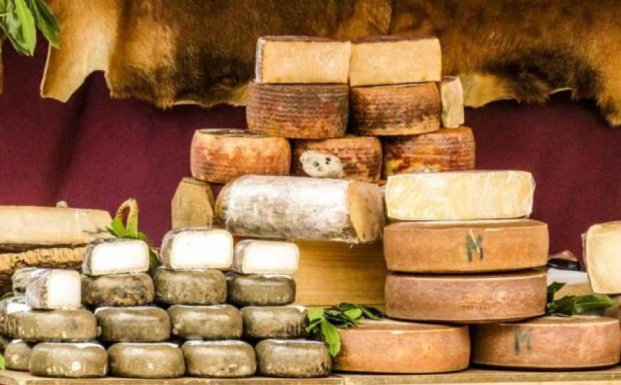 Lopovi ukrali više od 230 kilograma sira iz kamiona