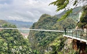 U Vijetnamu otvoren pješački stakleni most dug 632 metra 