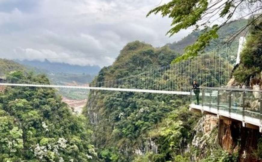 U Vijetnamu otvoren pješački stakleni most dug 632 metra 