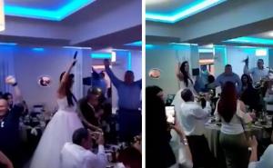 Mlada na vjenčanju izvadila pištolj i počela pucati