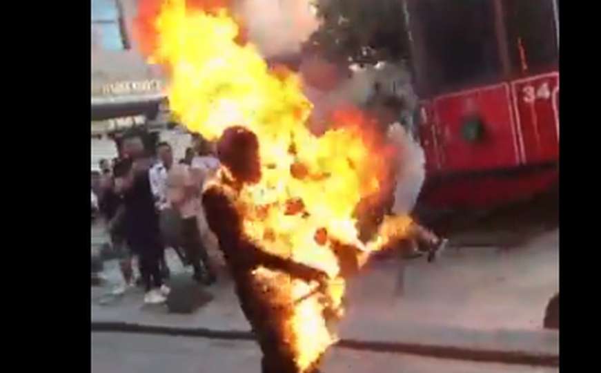 Uznemirujući snimak: Muškarac se zapalio u centru Istanbula