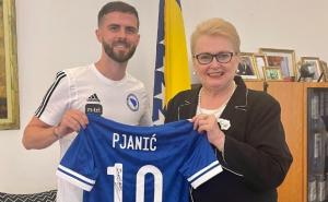 Ministrica Bisera Turković uručila diplomatski pasoš Miralemu Pjaniću