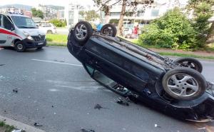 Saobraćajna nesreća u BiH: Automobil završio na krovu, hitna pomoć na terenu