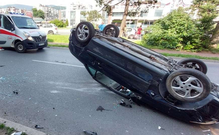 Saobraćajna nesreća u BiH: Automobil završio na krovu, hitna pomoć na terenu