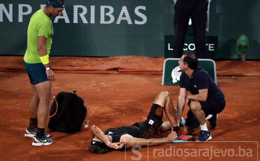 Nevjerovatan peh za Zvereva: Na štakama pružio ruku Nadalu, Španac u finalu
