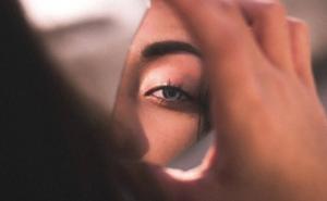 Znate li zašto slomljeno ogledalo donosi 7 godina nesreće ili što kucamo u drvo