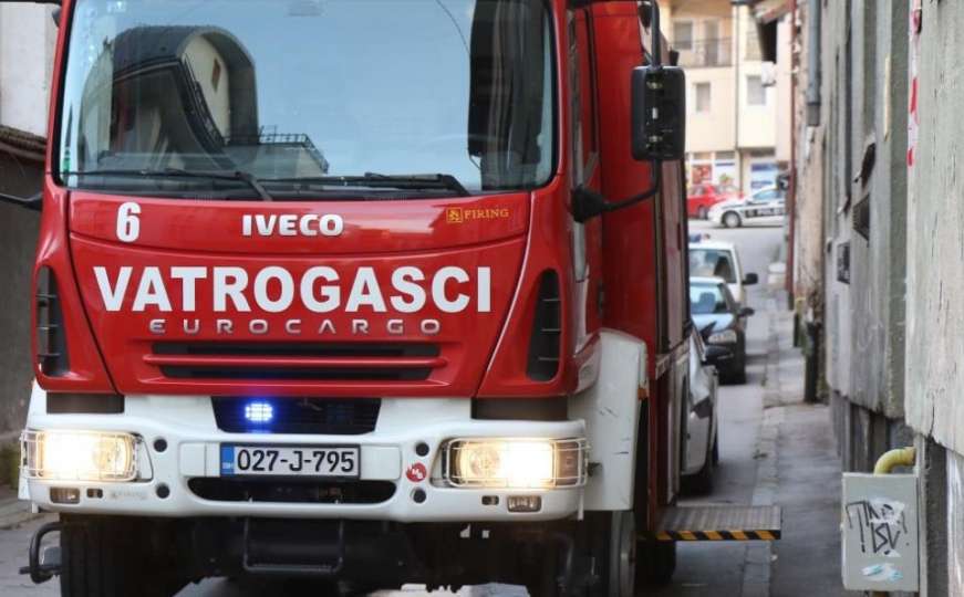 Planula kuća u Sarajevu: Vatrogasci se tri i po sata borili sa vatrom 