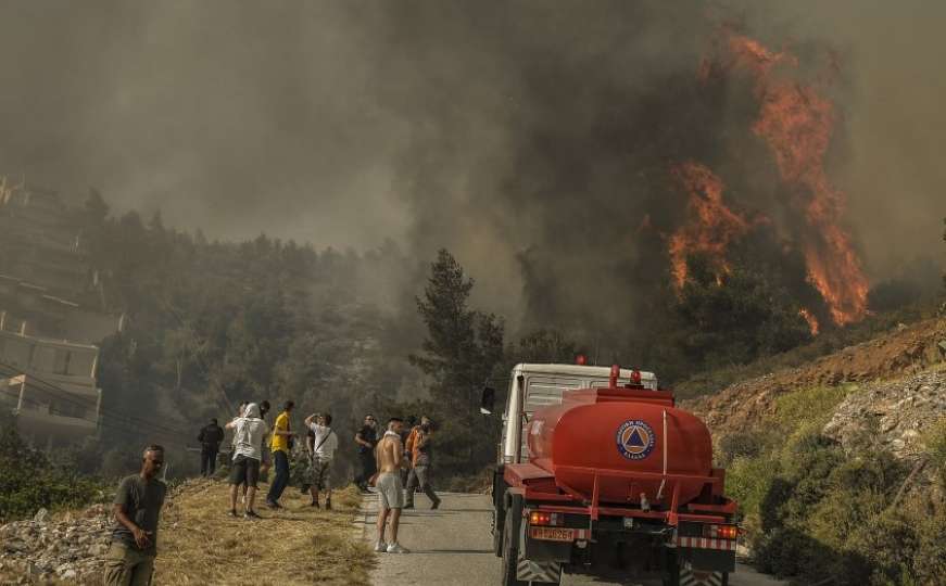 Drama u Grčkoj: Zbog požara kod Atine naređena evakuacija stanovništva 