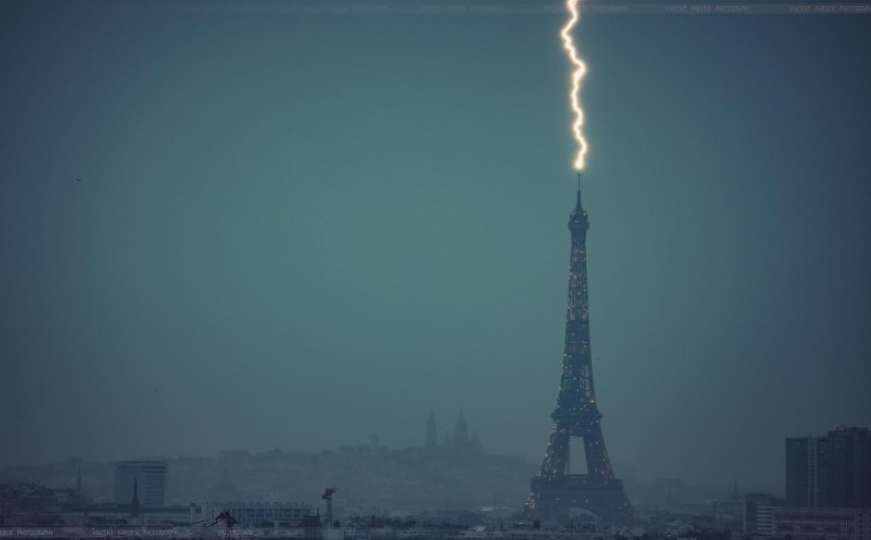 Nevrijeme u Parizu: Grom udario u Eiffelov toranj 