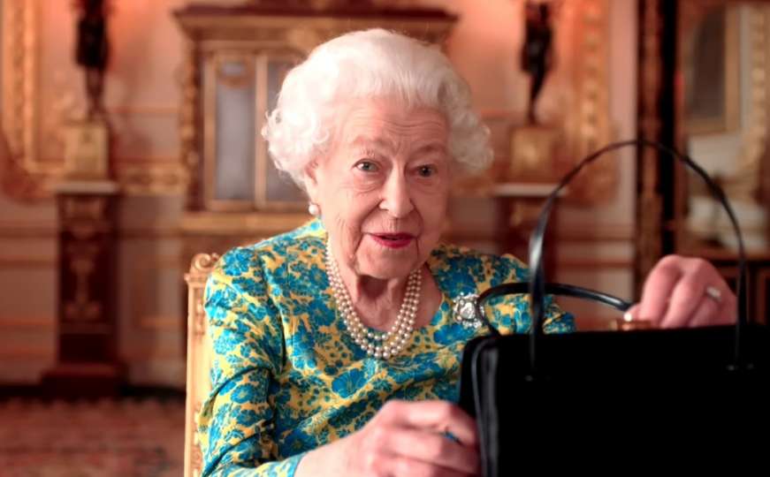 Kraljica Elizabeta podijelila šta je u njenoj torbici u filmu s medvjedom Paddingtonom