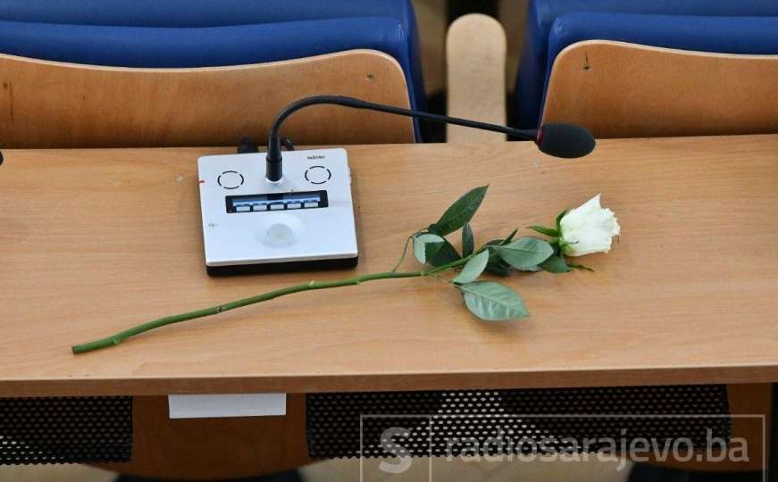 Emotivan trenutak u Skupštini KS: Na mjestu gdje je sjedila Segmedina ostavljena ruža