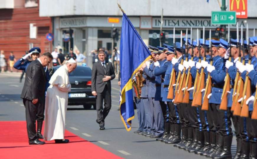 Sedam godina od pohoda Svetog Oca Franje: Papa koji se poklonio bosanskoj zastavi