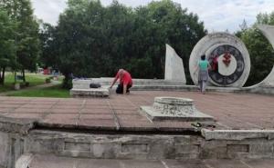 Sramota u Srbiji: Mještani htjeli očistiti partizanski spomenik, policija ih otjerala