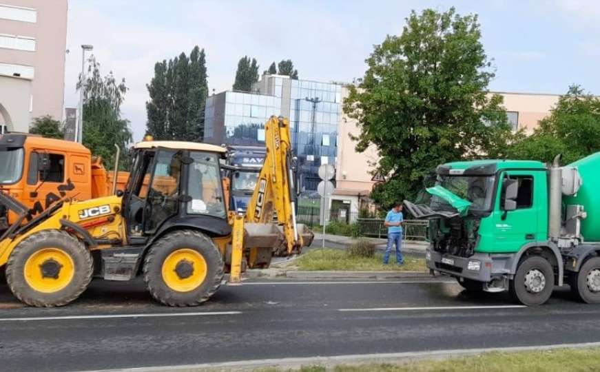 Nesreća u Sarajevu: Sudarili se bager i kamion 