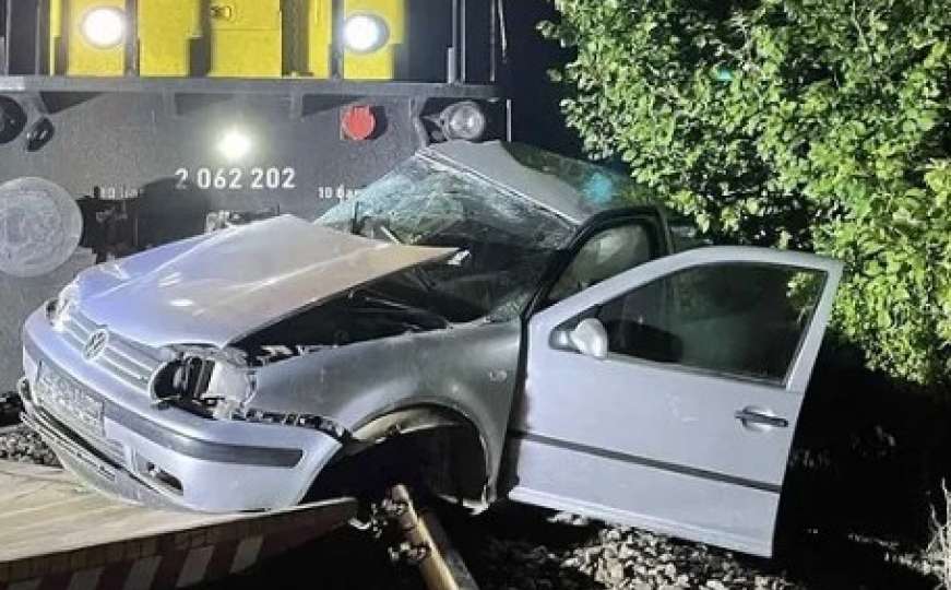 Stravičan sudar u Srbiji: Voz gurao automobil 200 metara, poginula žena 