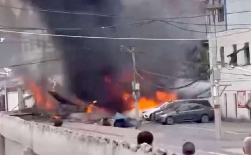 Vojni avion srušio se na kuće, ima poginulih: Objavljen dramatični snimak