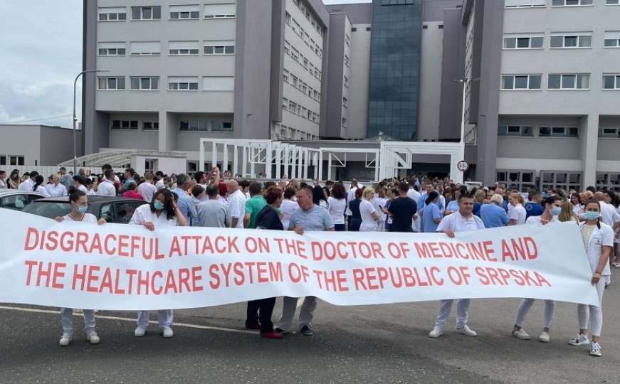 Medicinski radnici izašli na skup podrške Alenu Šeraniću kojem su SAD uvele sankcije