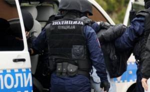 Policija kod muškarca iz BiH pronašla lažni pečat doktora, lisice, drogu, oružje...