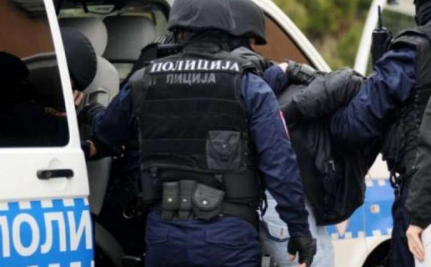 Policija kod muškarca iz BiH pronašla lažni pečat doktora, lisice, drogu, oružje...