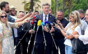 Plenković stao pred novinare, a onda su svi uočili prizor kraj njegovih nogu