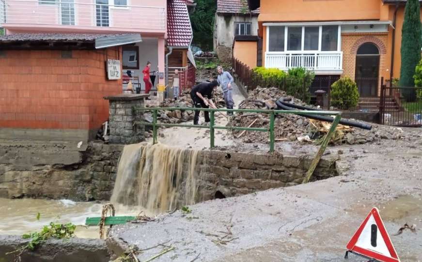 Načelnik Hrustanović: Poplavljeno više od 400 kuća, ne mogu izaći iz zgrade