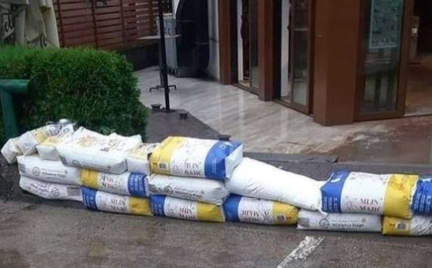 Postavili vreće brašna kao branu ispred restorana: 'Uradili smo to u napadu panike'