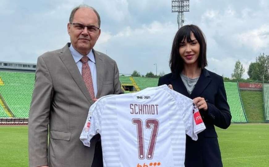 Direktorica FK Sarajevo poklonila dres Christianu Schmidtu