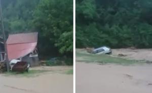 Dramatičan snimak iz Čelića: Voda odnijela Golfa 2, urušio se i krov kuće