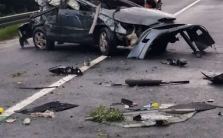 Teška saobraćajna nesreća kod Sarajeva: Automobil skoro uništen