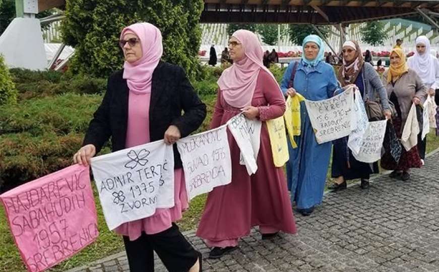 Prvi put: Majke Srebrenice održale mirni protest u Memorijalnom centru 