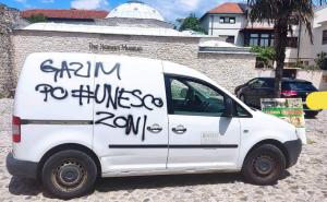 Dostavnim vozilom ušao u UNESCO zonu, građani mu sprejem ostavili poruku